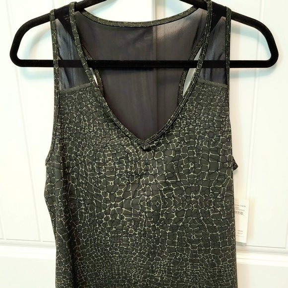 H Halston Studio Womens Size Large Green Croc Mesh V-Neck Athletic Tank Top NWT - Picture 1 of 10